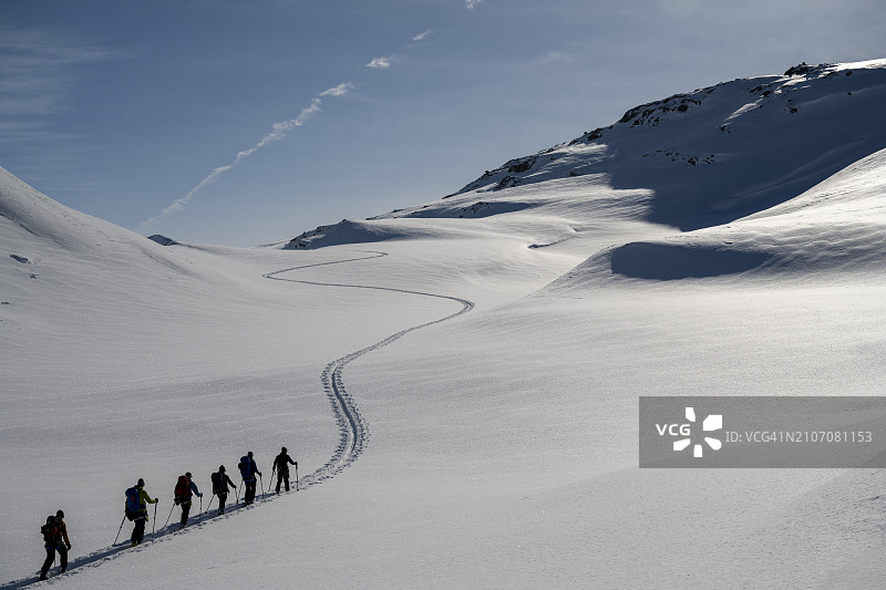 滑雪登山者攀登雪山图片素材