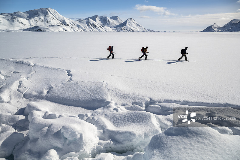 滑雪登山者攀登雪山图片素材