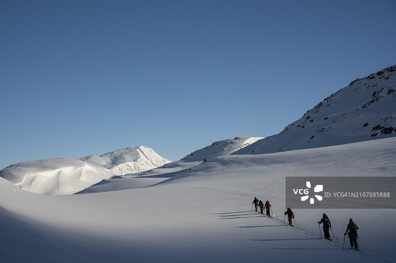滑雪登山者攀登雪山图片素材