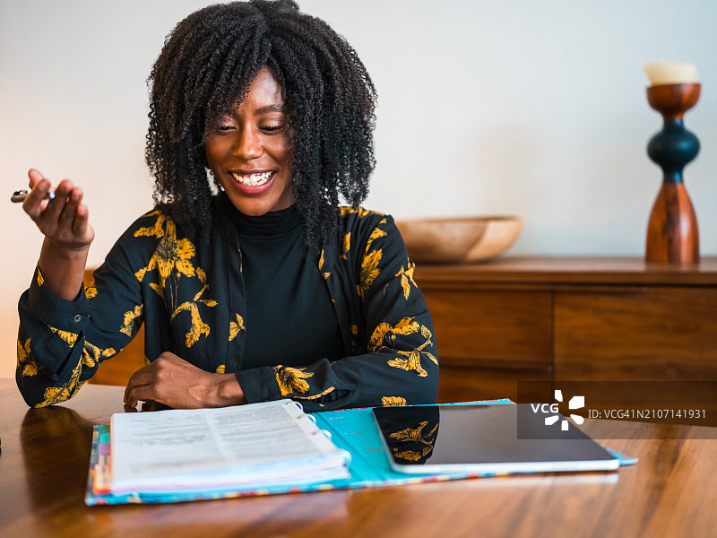 被冗长文书逗乐的年轻女人图片素材