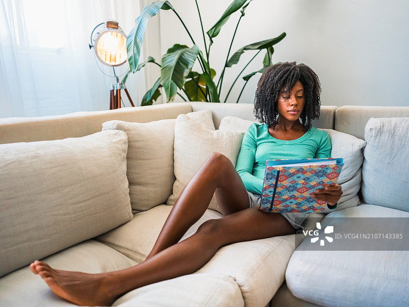 在家远程办公时完成文书工作图片素材