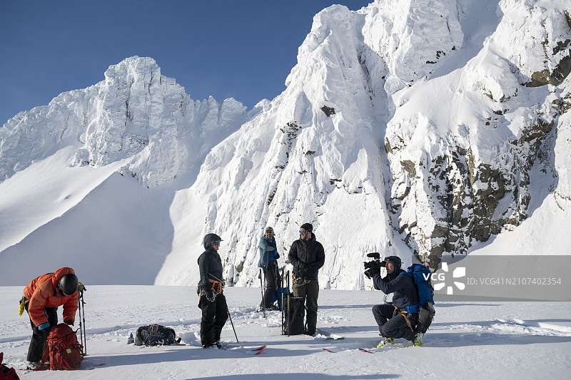 探险摄影师准备在山上拍摄图片素材