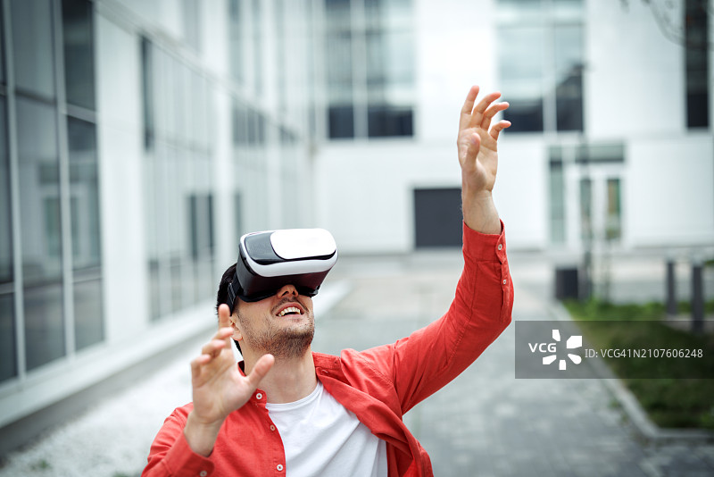 在户外使用VR眼镜的休闲帅气男人图片素材