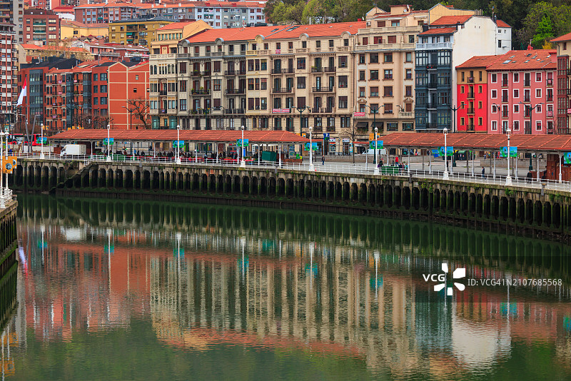 内尔维翁河畔的毕尔巴鄂城市风光图片素材