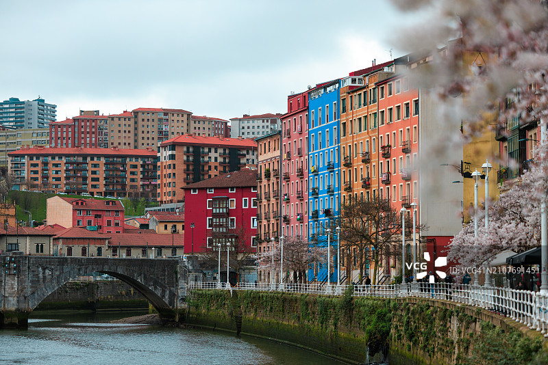 毕尔巴鄂，内尔维翁河畔的老城建筑图片素材