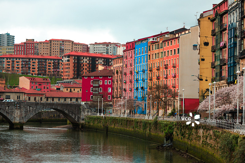 毕尔巴鄂，内尔维翁河畔的老城建筑图片素材