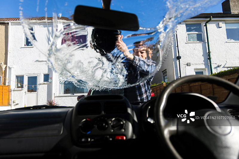 在英国布里斯托尔洗车的男人图片素材