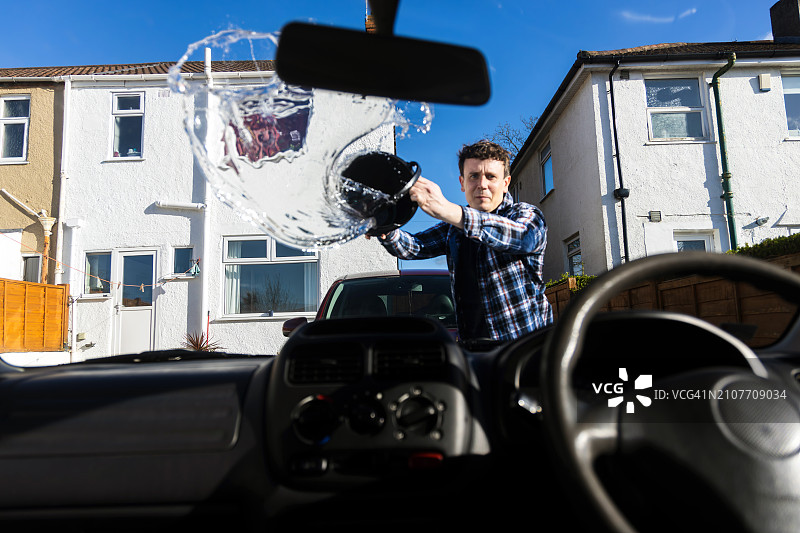 在英国布里斯托尔洗车的男人图片素材