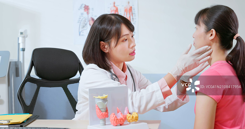 亚洲医生触诊检查图片素材