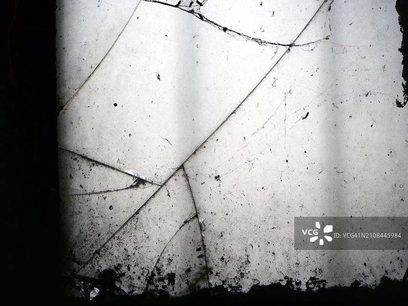 法国巴黎一扇破旧窗户的特写，阳光充足，色彩自然图片素材