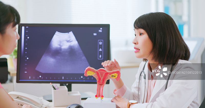 亚洲医生讲解子宫模型图片素材