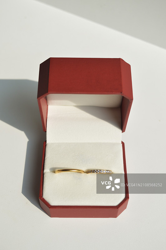 结婚戒指与戒指盒图片素材
