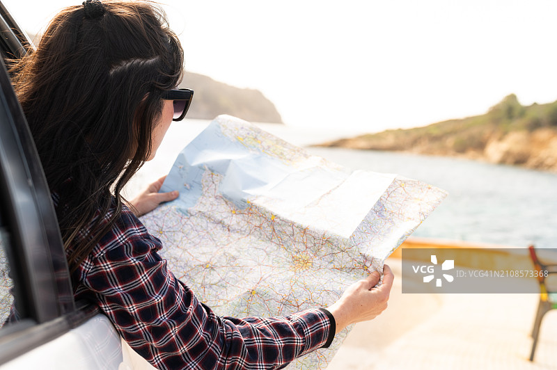 在车里看地图的妇女图片素材