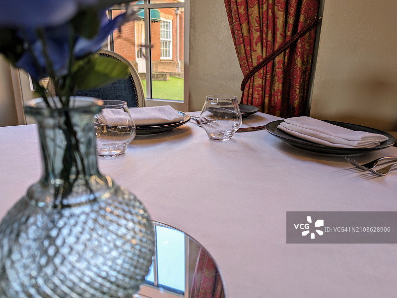 带有餐具的桌子图片素材