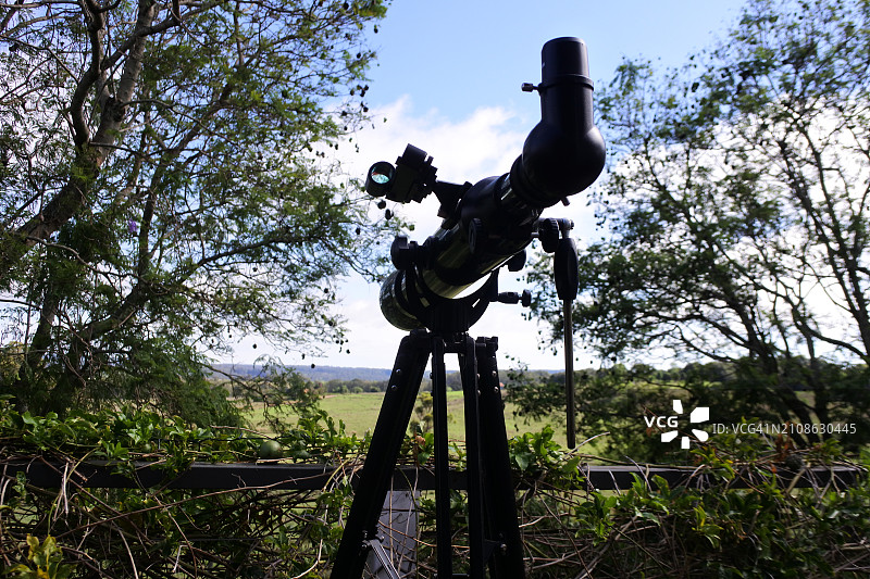 三脚架上的观测望远镜图片素材