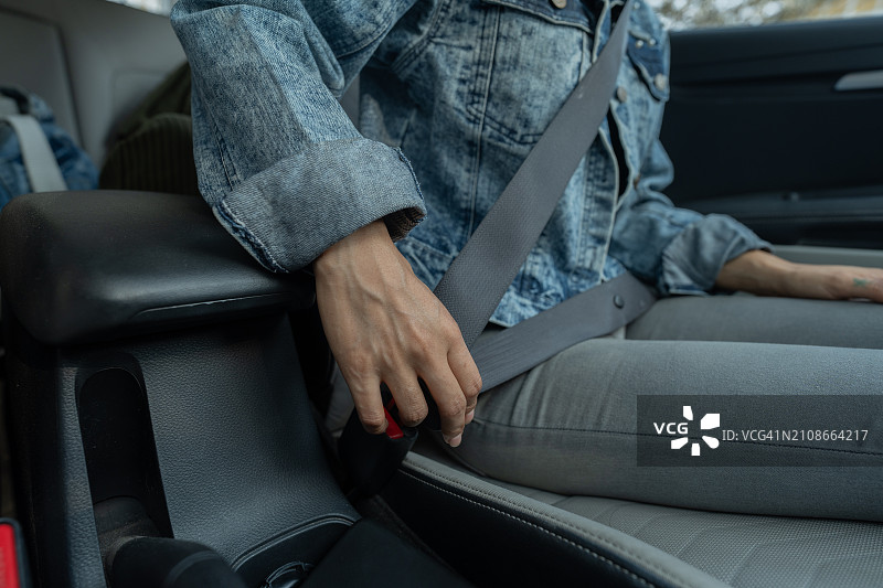 年轻女子系好安全带图片素材