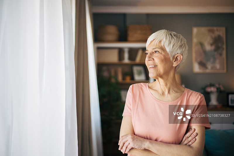 美丽的成熟女人在窗边放松身心肖像照图片素材