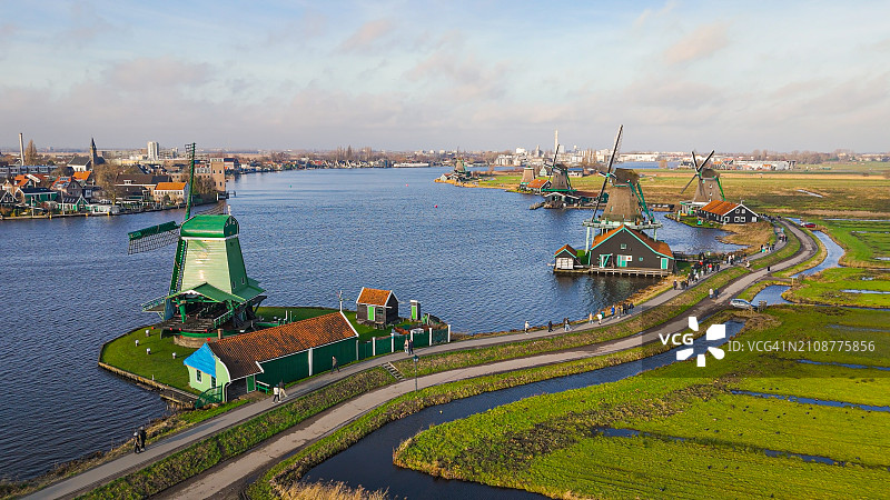 荷兰赞斯堡风车村传统风车航拍图片素材
