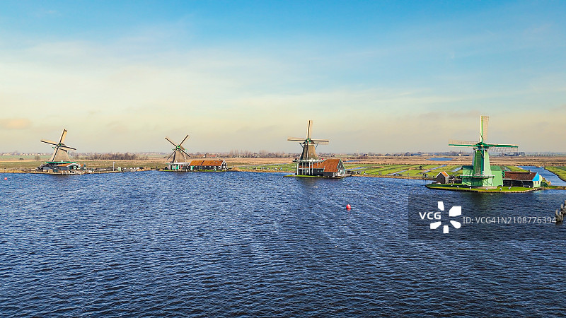 荷兰赞斯堡风车村传统风车航拍图片素材