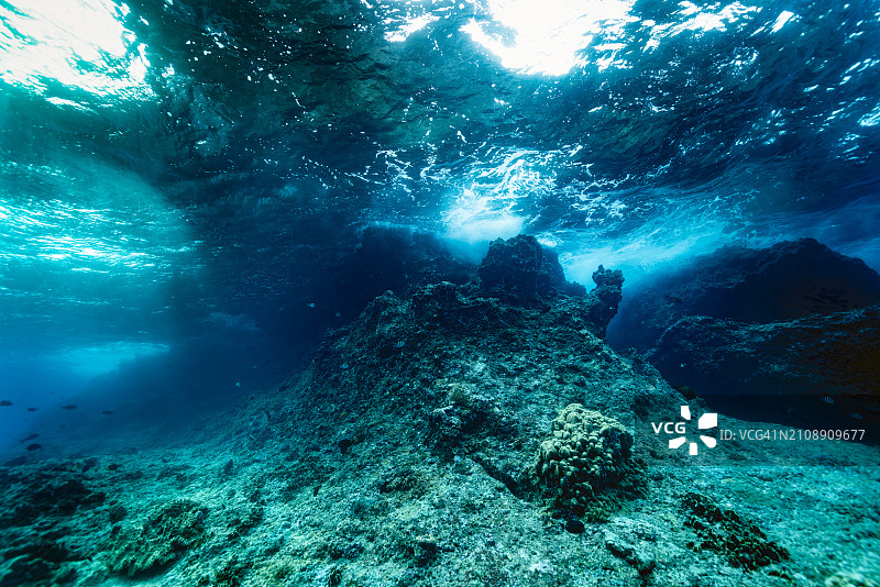 海景：印尼班达海偏远岩岛冲浪区图片素材