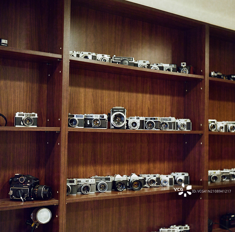 橱柜里的旧胶片相机图片素材