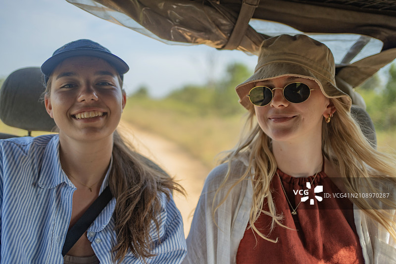 朋友们在4x4车辆中进行野生动物园旅行 портрет图片素材
