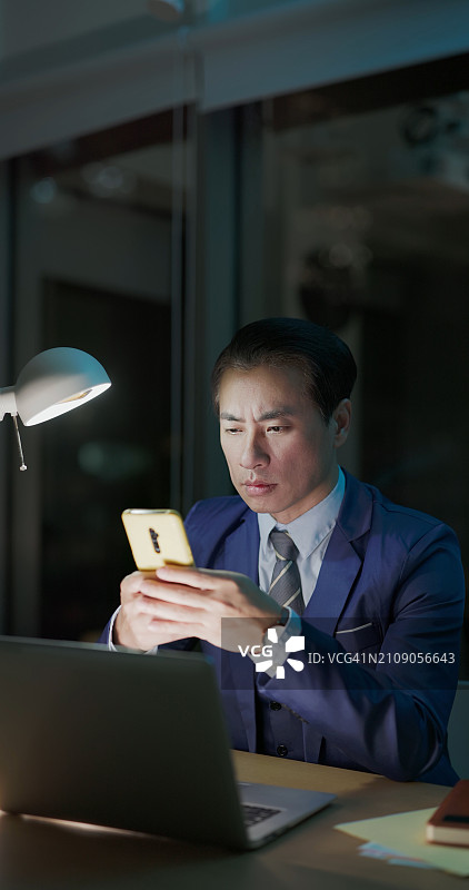 使用手机的年长商人图片素材