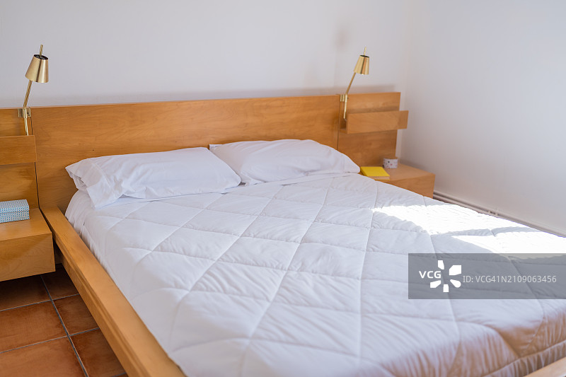 带一张空床的双人间图片素材