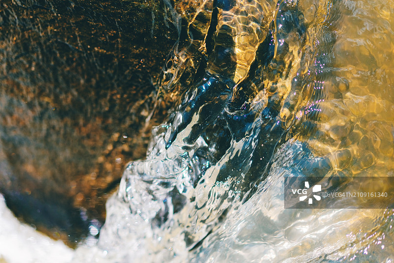 春天溪流中流水的特写图片素材