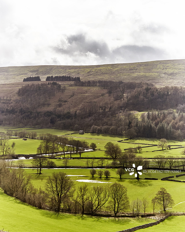 约克郡山谷冬末春初图片素材