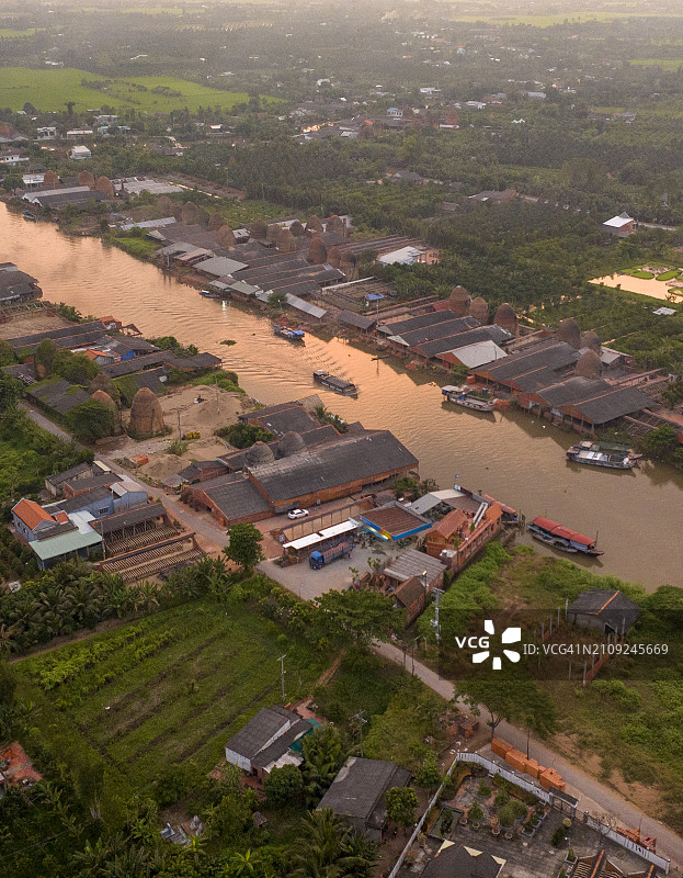 越南芒蒂古老砖村日落图片素材