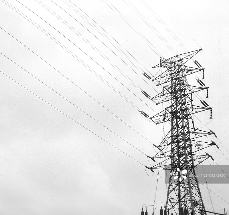高压电塔黑白照图片素材