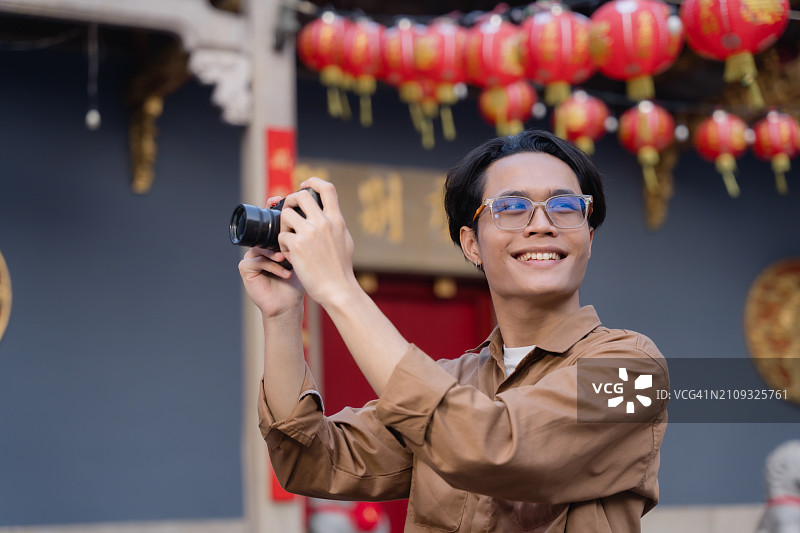 微笑的男人在传统节日摄影图片素材