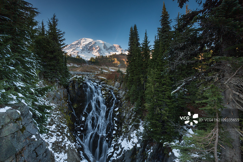 默特尔瀑布与雷尼尔山图片素材