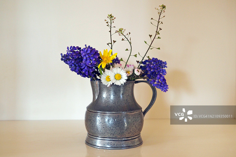 锡制花瓶中的野花花束，工作室拍摄图片素材