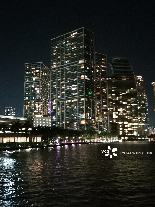 佛罗里达州迈阿密市中心夜景摩天大楼图片素材