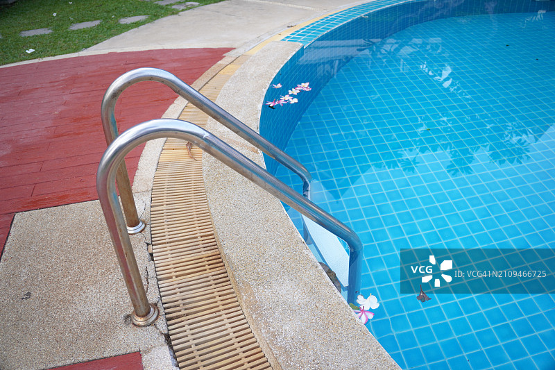 蓝色游泳池水图片素材