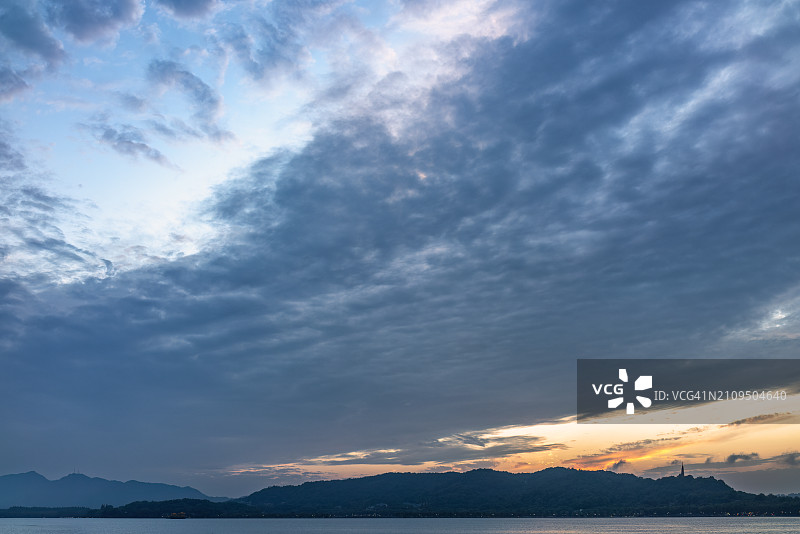 壮丽的日落天空，绚丽的云彩和光线图片素材