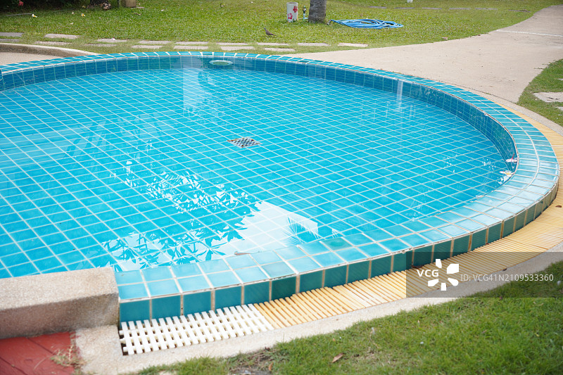 游泳池台阶倒影图片素材