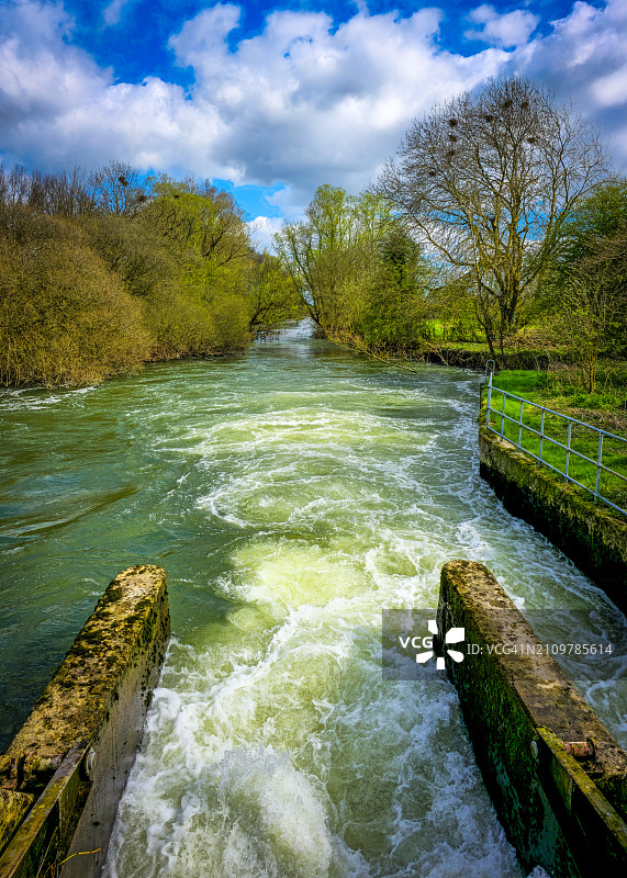 英国泰晤士河快速流水锁图片素材