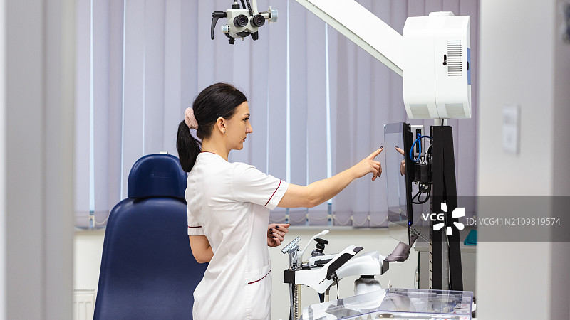 女护士准备耳鼻喉科检查医疗器械图片素材