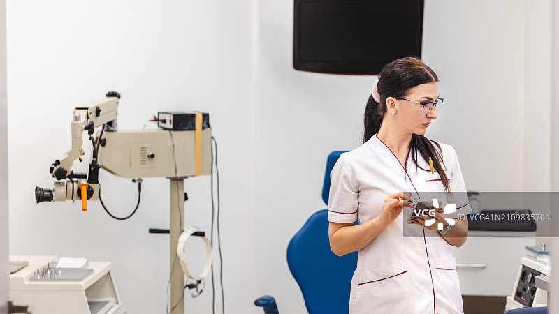 护士使用手机App调整耳鼻喉科医疗器械图片素材