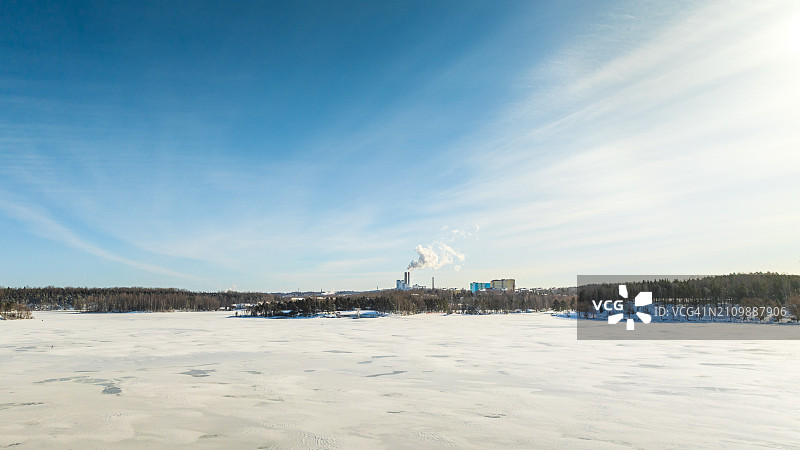 冰冻的湖面和工厂图片素材