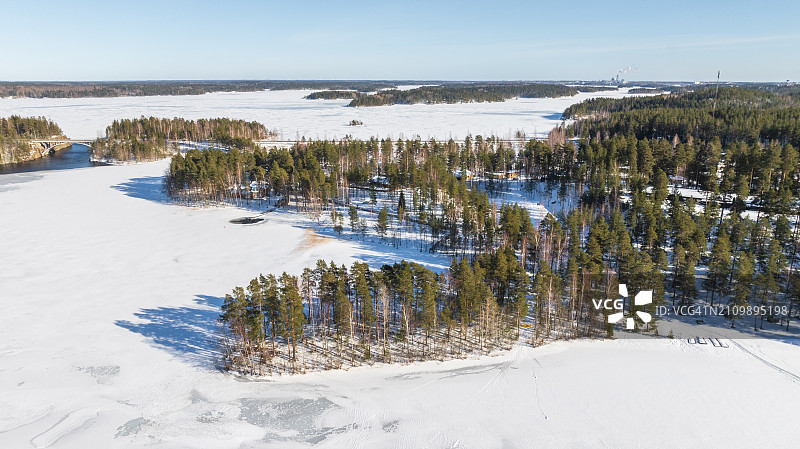 冰冻湖岸上的森林航拍图片素材