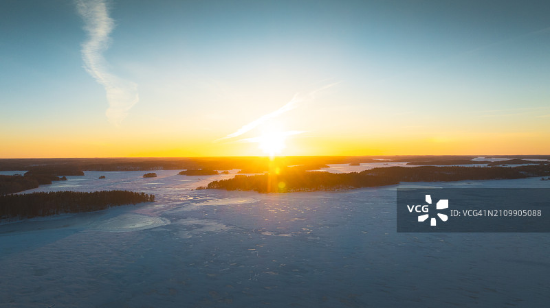 冰冻湖面上的日落图片素材