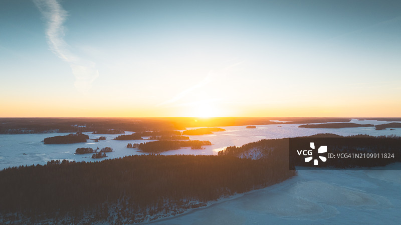 冰冻湖面日落航拍照片图片素材