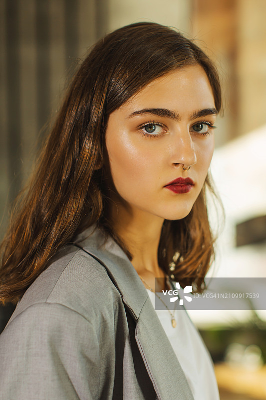 穿着时尚的模特，现代风格图片素材