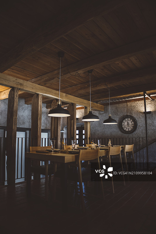 豪华餐厅内的餐桌图片素材