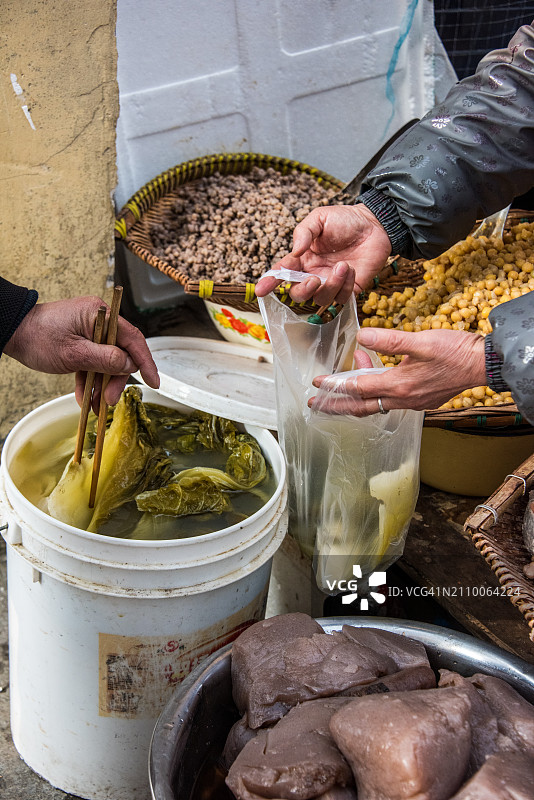 市场上出售的中国东北酸白菜图片素材