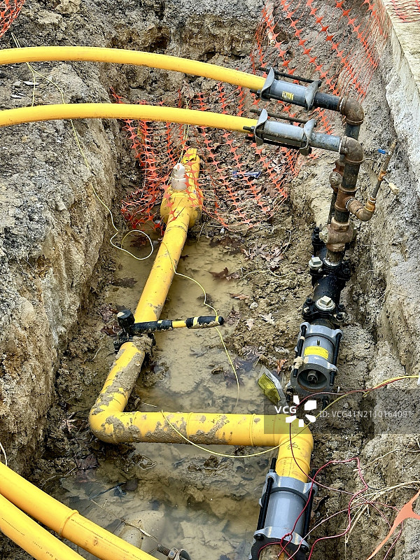 暴露天然气管道的地下沟槽图片素材